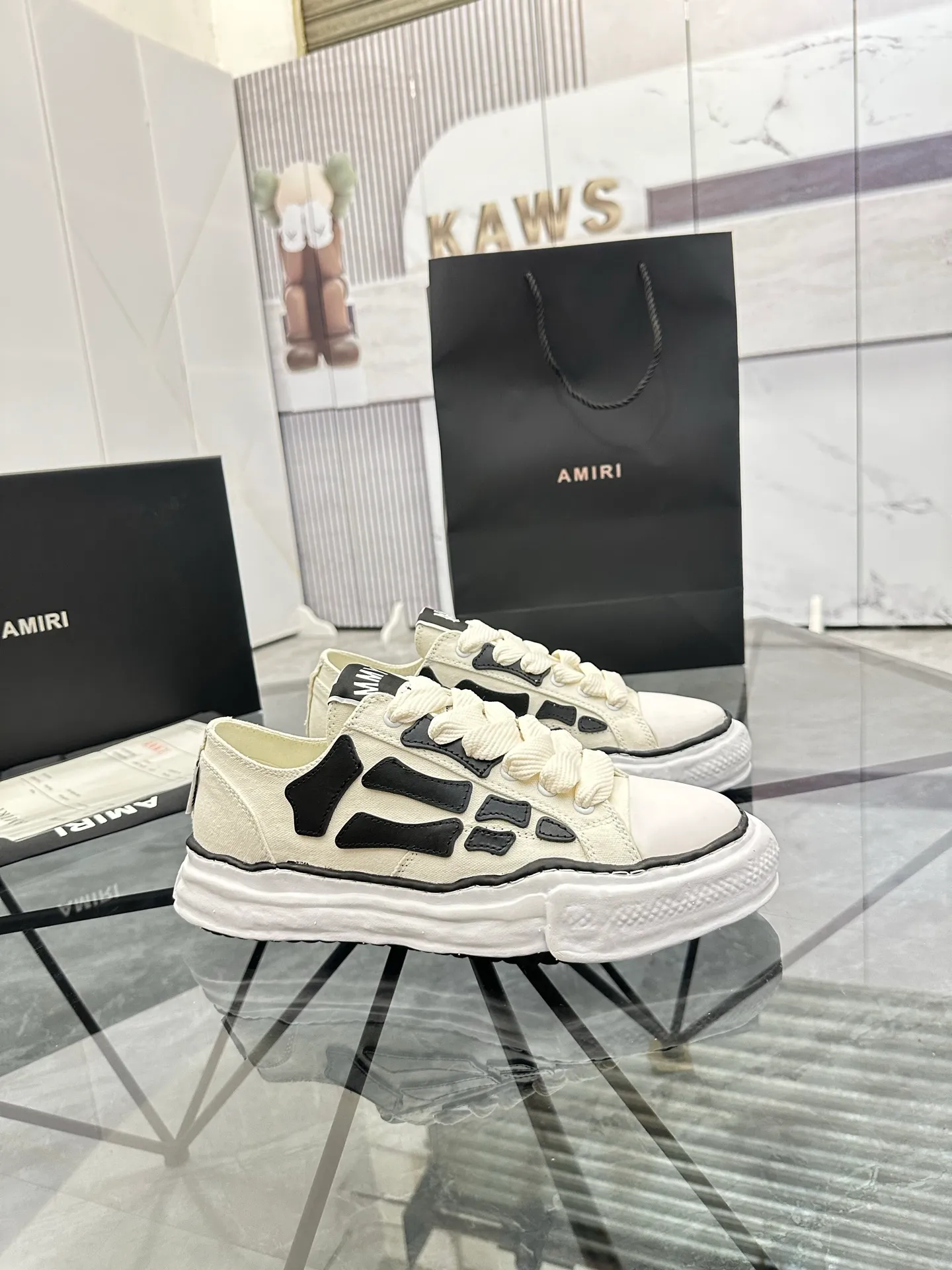 Men's shoes: 💰P520¥ High-end quality Product trademark: AMIRI* "Emil*" low-top casual shoes Regular size: 39-45 (can be customized to 46) Product materials: Upper imported original fabric spliced ​​cowhide, breathable lining, original outsole. Number: 525
